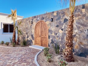 المنطقة المحيطة بالمنشأة