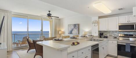 ثلاجة، ميكروويف، فرن، موقد طهي مسطح