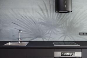 Frigorifero, forno, piano cottura, lavastoviglie