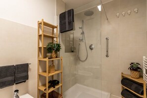 Dusche, kostenlose Toilettenartikel, Haartrockner, Bidet