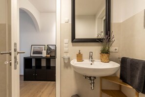 Ducha, artículos de tocador gratuitos, secador de pelo, bidet