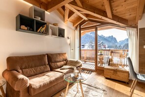 TV, books - Casa Flora near train station (Dobbiaco)