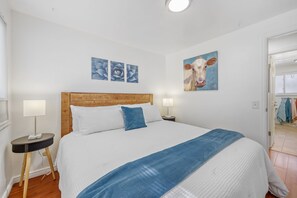 4 chambres, bureau, fer et planche à repasser, lit de bébé portatif