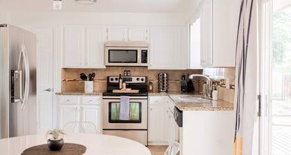 Arvada Oasis! Up to12 people! 7 beds, 3 baths, desk, big TVs, air hockey, games!