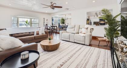 Arvada Oasis! 7 beds, 2 Kings, 3 baths, desk, big TVs, air hockey, games!