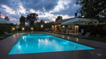 Una piscina al aire libre de temporada