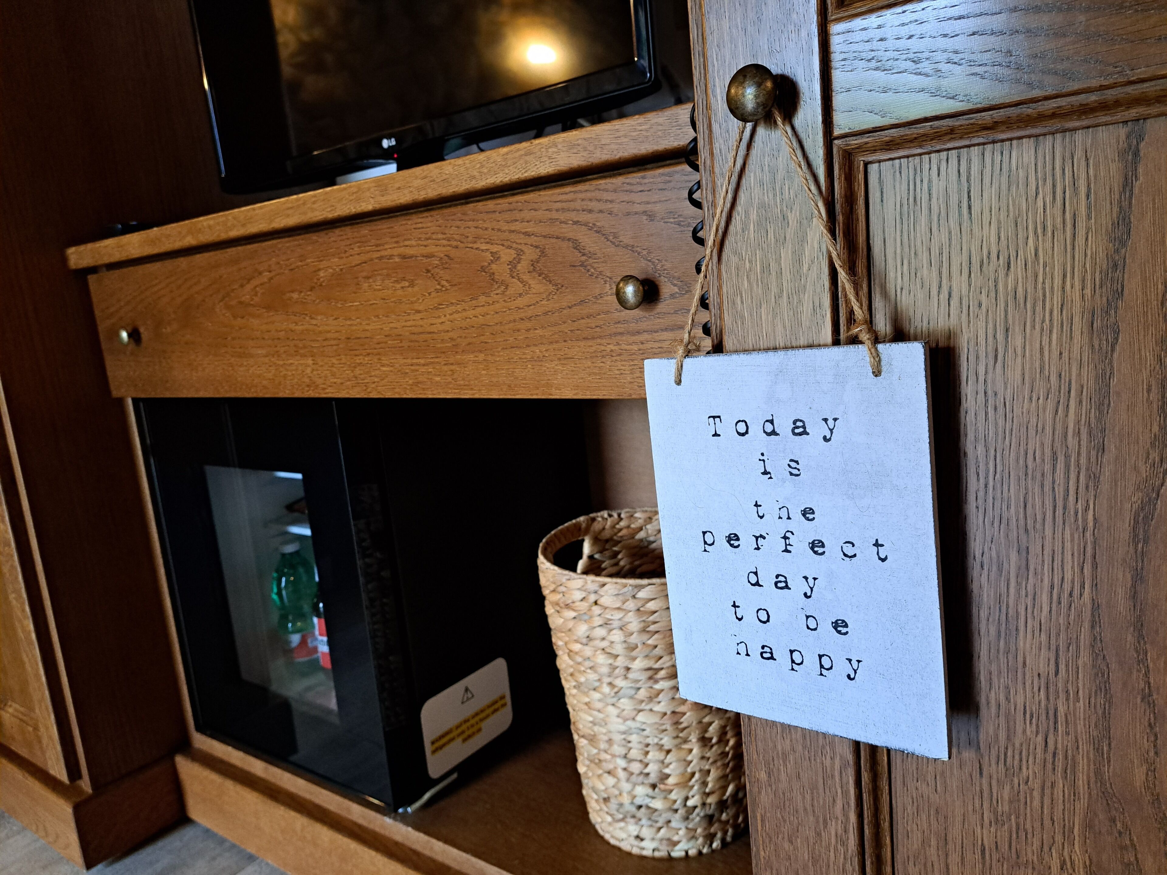 Un mueble de madera con un televisor montado encima.