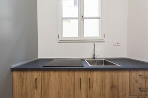 Fridge, oven, stovetop, coffee/tea maker