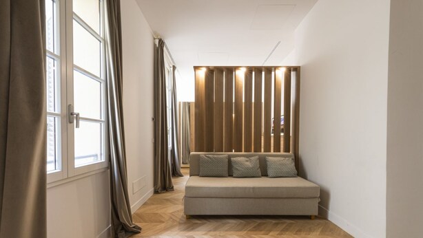 A room with a sofa, curtains, and a wooden floor. - Firenze Duomo Suite apartment by Mmega (Firenze)