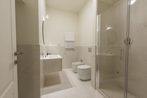 Een douche, een haardroger, een bidet, handdoeken