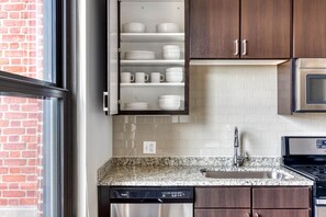 Geladeira, micro-ondas, fogão, lava-louças