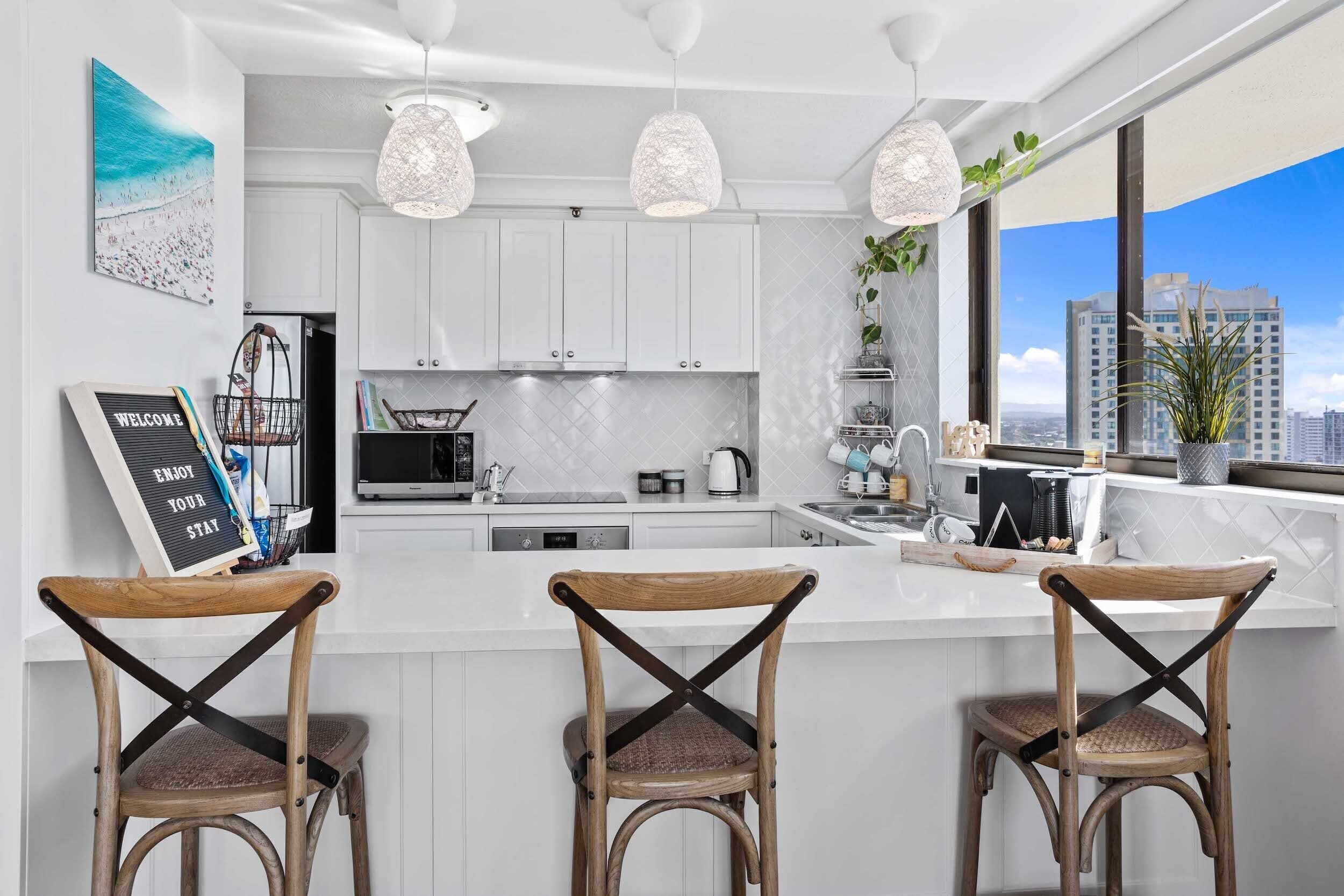 Superior appartement | Privékeuken | Een koelkast met diepvriezer, een microgolfoven, een oven, een kookplaat