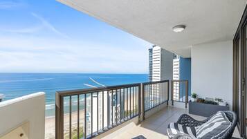 Two-Bedroom Apartment with Ocean View (High Floor) | Vista da sacada