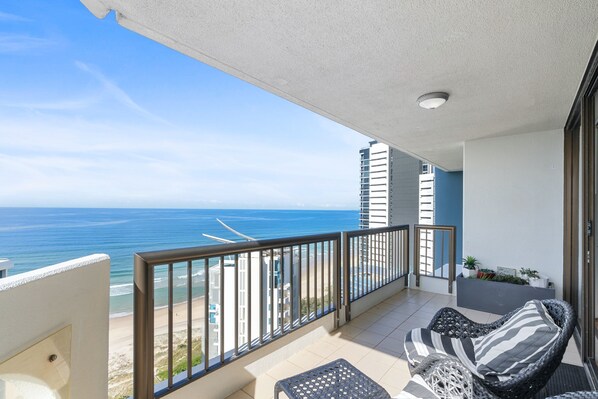 Two-Bedroom Apartment with Ocean View (High Floor) | Balkongutsikt