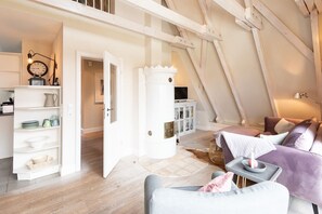 TV, fireplace, stereo