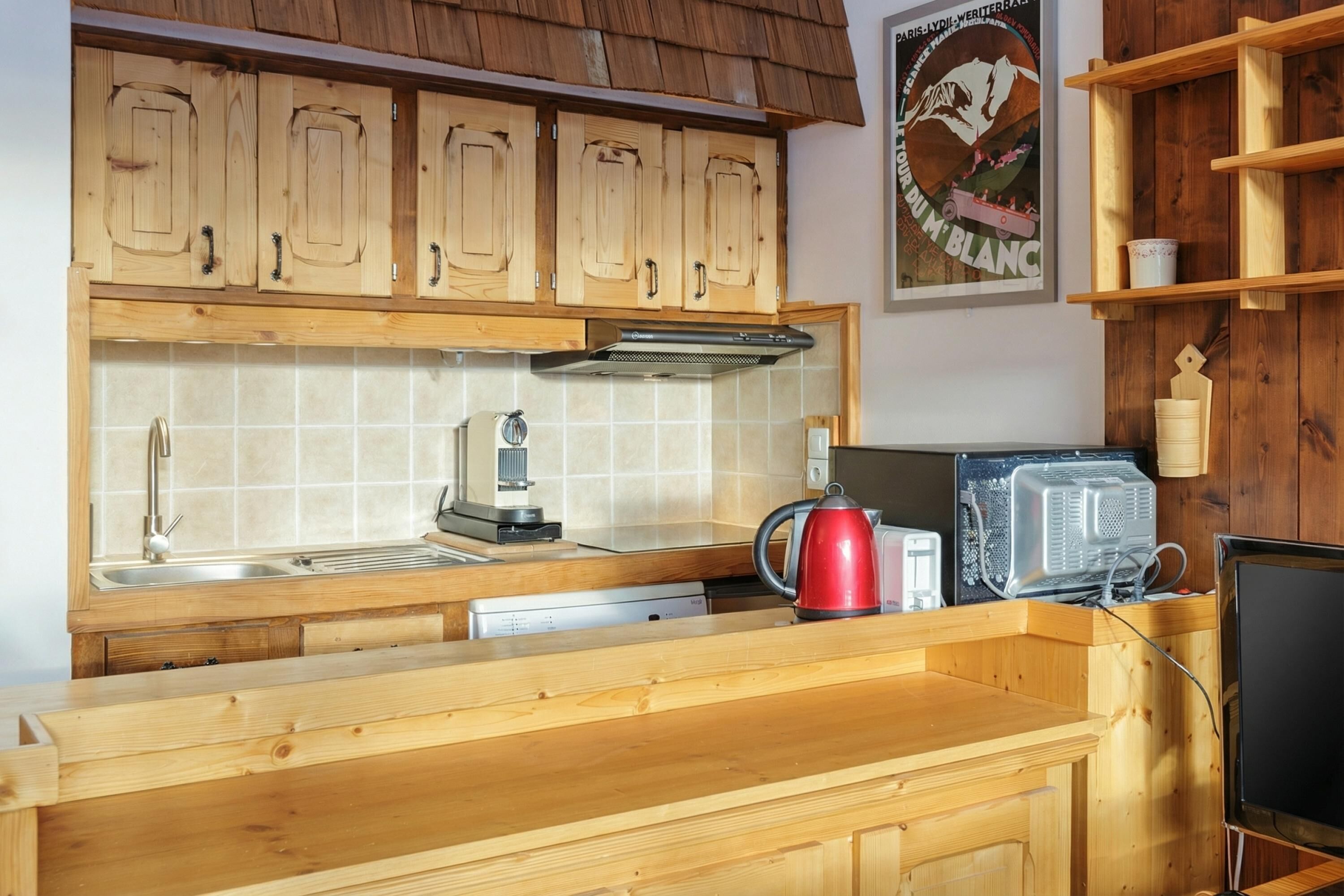 Réfrigérateur, micro-ondes, plaque de cuisson, lave-vaisselle