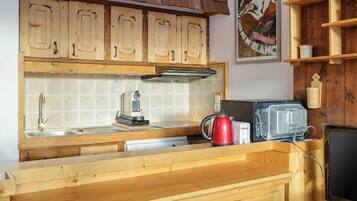 Réfrigérateur, micro-ondes, plaque de cuisson, lave-vaisselle