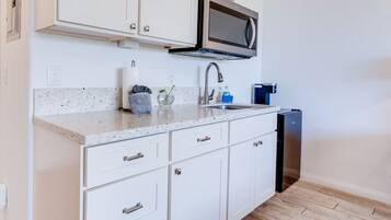 Frigorifero, microonde, macchina per tè/caffè, tostapane