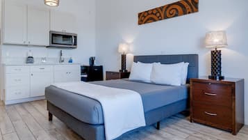 1 slaapkamer, een bureau, een strijkplank/strijkijzer, reisbedje