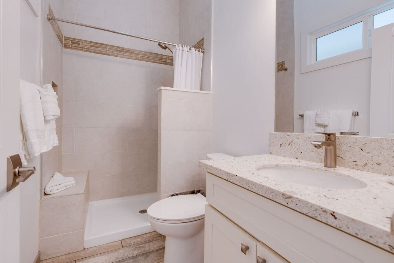 Hårføner, håndklær og toalettpapir