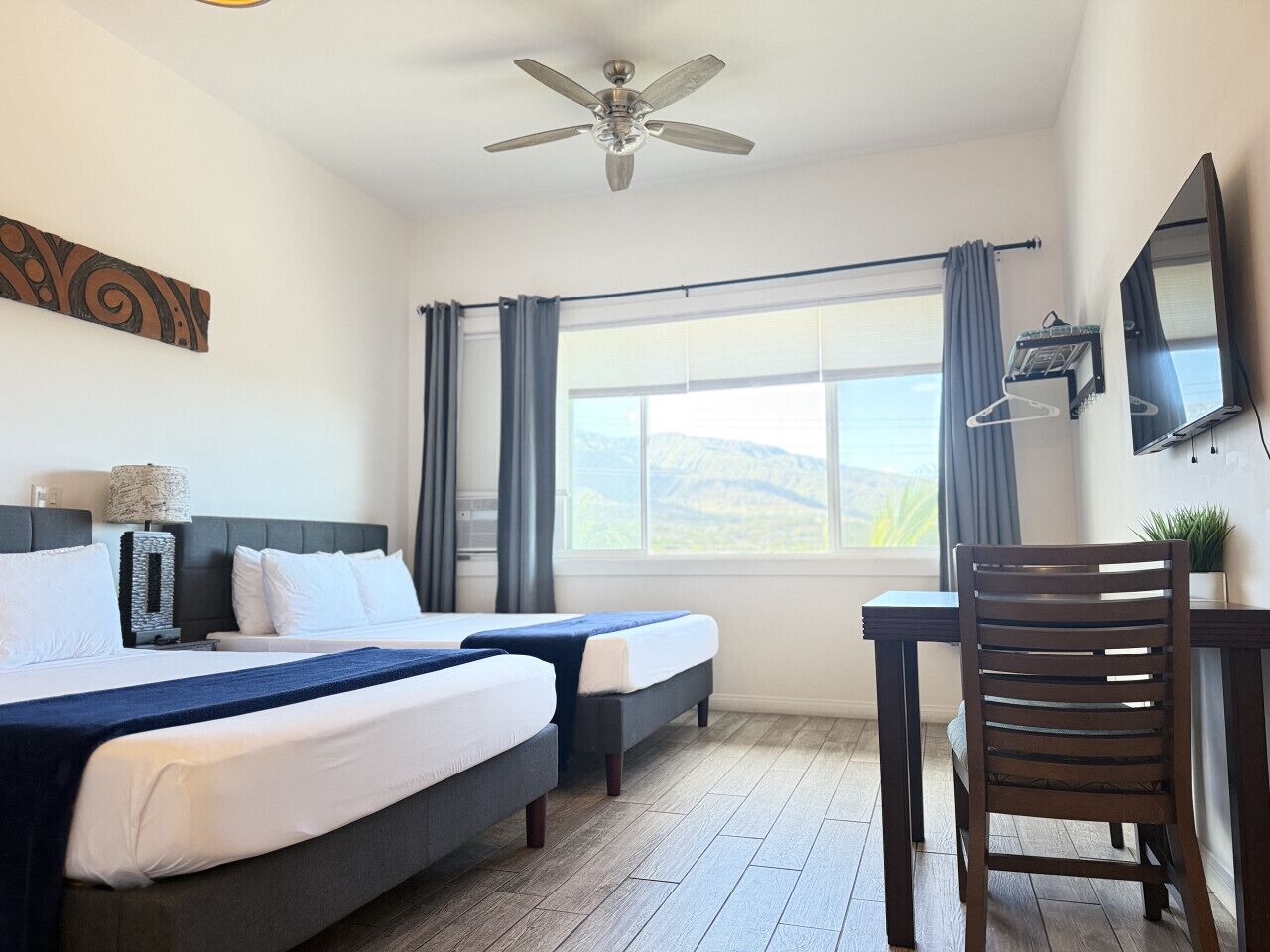 1 chambre, bureau, fer et planche à repasser, lit parapluie