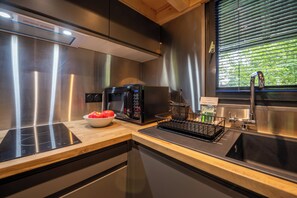 Køleskab, mikrobølgeovn, ovn, kogeplade