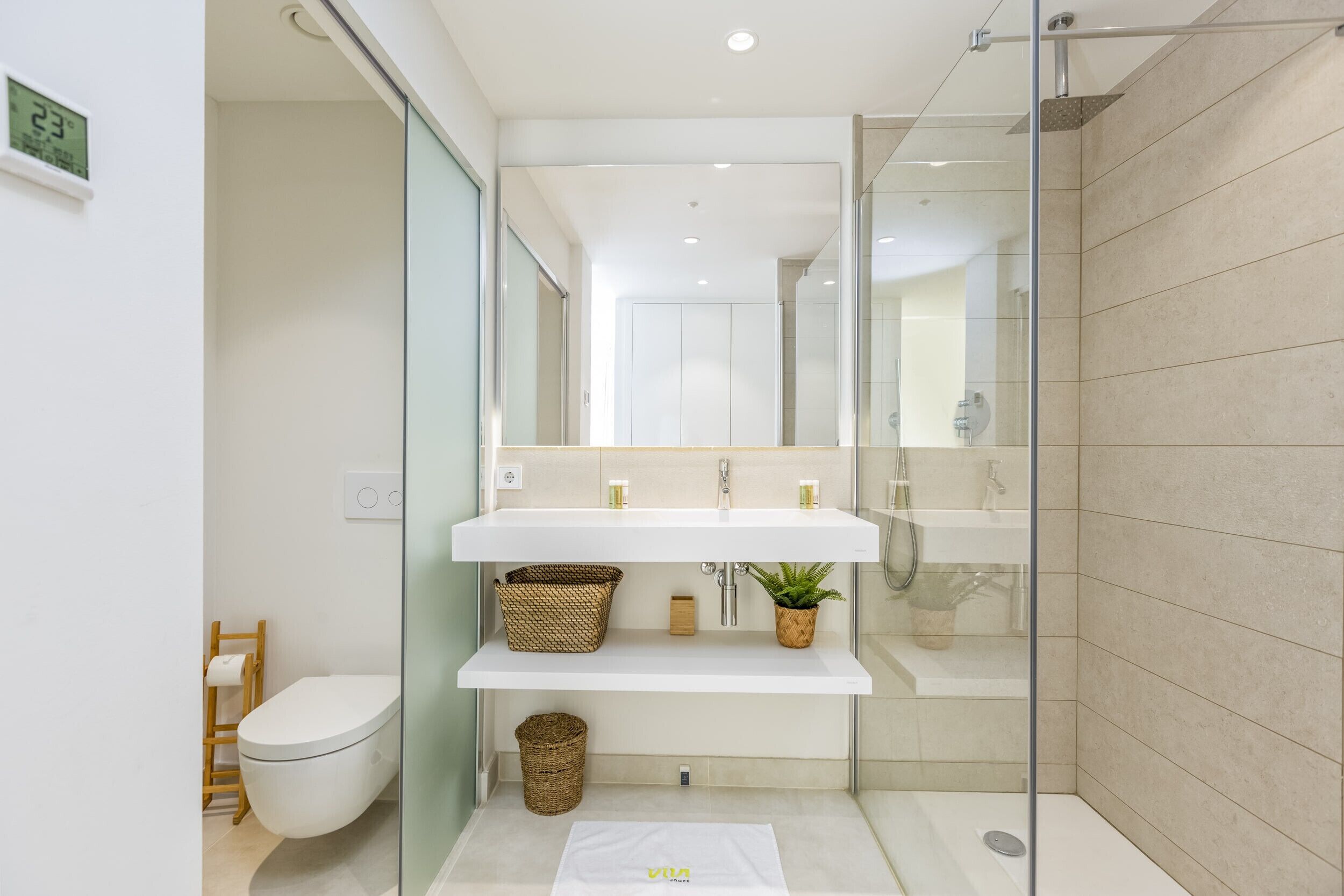 Dusj, hårføner, håndklær og såpe