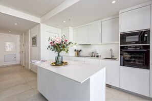 Kjøleskap, mikrobølgeovn, ovn og oppvaskmaskin