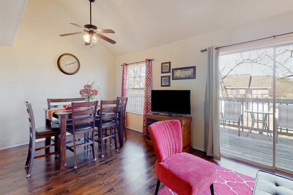 Televisión, reproductor de DVD y videoteca 