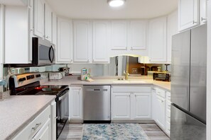 Refrigerador, microondas, horno y parrilla de estufa 