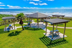 Property grounds - Gulf-view condo in beachfront complex with heated pool, hot tub, beach access (Galveston)