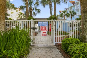 Property grounds - Gulf-view condo in beachfront complex with heated pool, hot tub, beach access (Galveston)