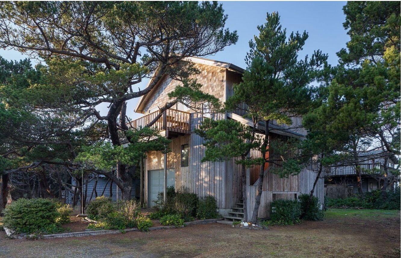 Dog-friendly home with central AC, washer/dryer, arcade games, & balcony
