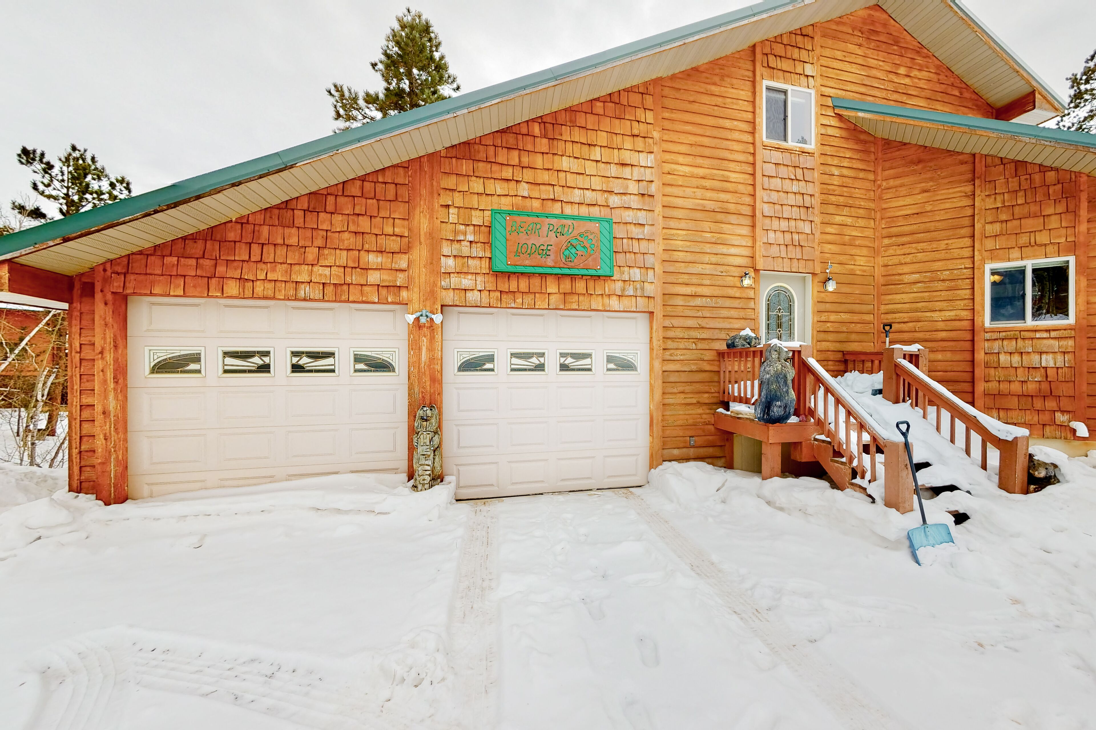 Secluded home with private sauna, hot tub, foosball table, deck, & fireplaces