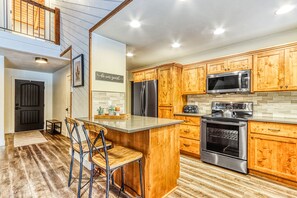 Kjøleskap, mikrobølgeovn, ovn og kokeplater