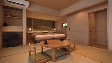 1 bedroom, individually decorated, individually furnished, desk