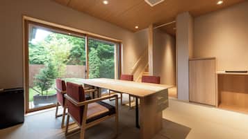 Luxury Apartment, Balcony, Garden View | In-room dining