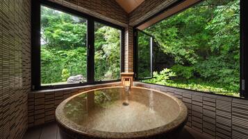 Căn hộ Cao cấp, ban công, quang cảnh vườn | Phòng tắm | Bồn tắm và buồng tắm vòi sen riêng, bồn tắm nước khoáng