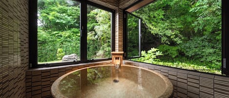 Luxe appartement, balkon, uitzicht op tuin | Badkamer | Een aparte badkuip en douche, een bronwaterbad, gratis toiletartikelen