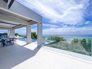 Outdoor dining - Villa · Ocean view · Pool & private beach (Saint-François)
