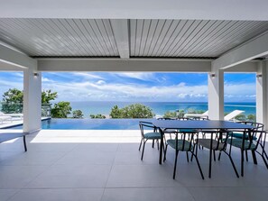Outdoor dining - Villa · Ocean view · Pool & private beach (Saint-François)