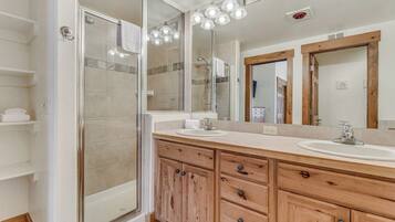 Combined shower/tub, hair dryer, towels