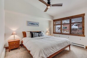 3 quartos, escrivaninha, ferros/tábuas de passar roupa