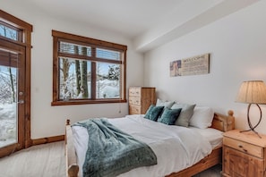 3 bedrooms, desk, iron/ironing board, free WiFi - Spacious Mtn Townhouse w/ Garage, Pool & Spa #1061 (Steamboat Springs)