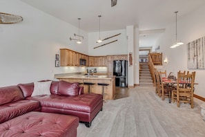 Smart TV, fireplace, offices - Spacious Mtn Townhouse w/ Garage, Pool & Spa #1061 (Steamboat Springs)