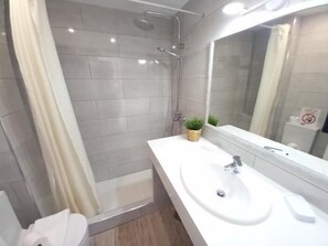 Shower, hair dryer, towels - Los Barqueros 23 by Best Holidays Fuerteventura (Corralejo)