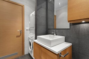 Dusche, kostenlose Toilettenartikel, Haartrockner, Handtücher