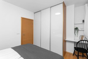 1 bedroom, soundproofing, bed sheets - Central & Modern Apartment Reykjavik with balcony 204 (Reykjavík)