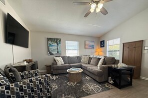 Smart TV - Cozy, Pet-Friendly Tampa Home with Heated & Screened Pool - 4 miles to Adventure Island/Busch Garden (Tampa)