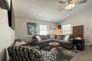 Smart TV - Cozy, Pet-Friendly Tampa Home with Heated & Screened Pool - 4 miles to Adventure Island/Busch Garden (Tampa)